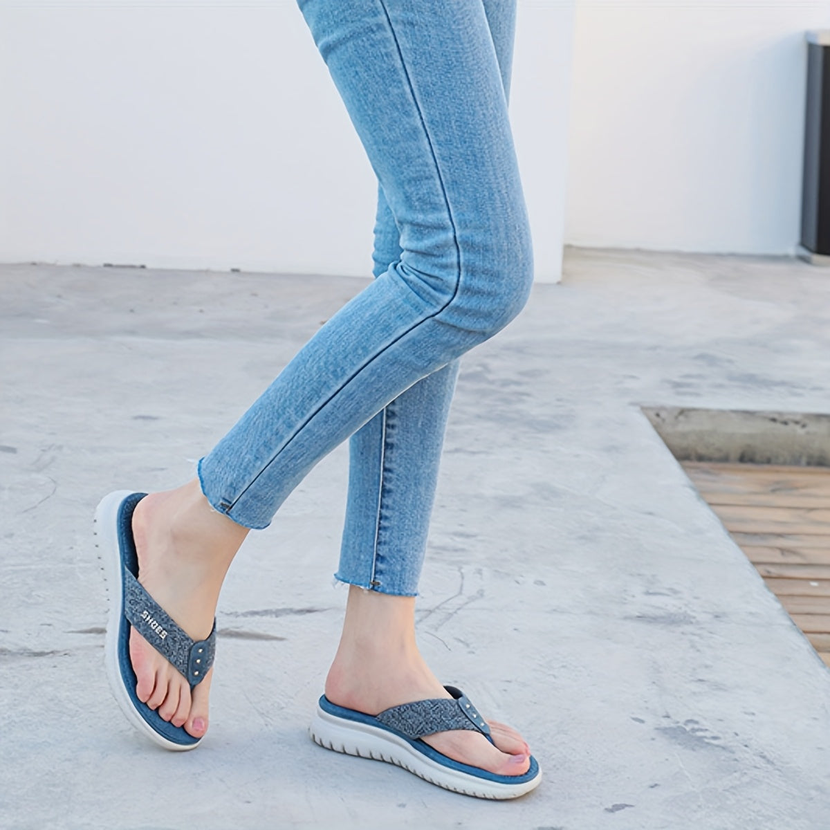 Ladies' Summer Flip Flops, Fashionable And Simple Slippers, Open Toed Non Slip Beach Shoes, Shiny Casual Sports Sandals, Suitable For Indoor And Outdoor Use