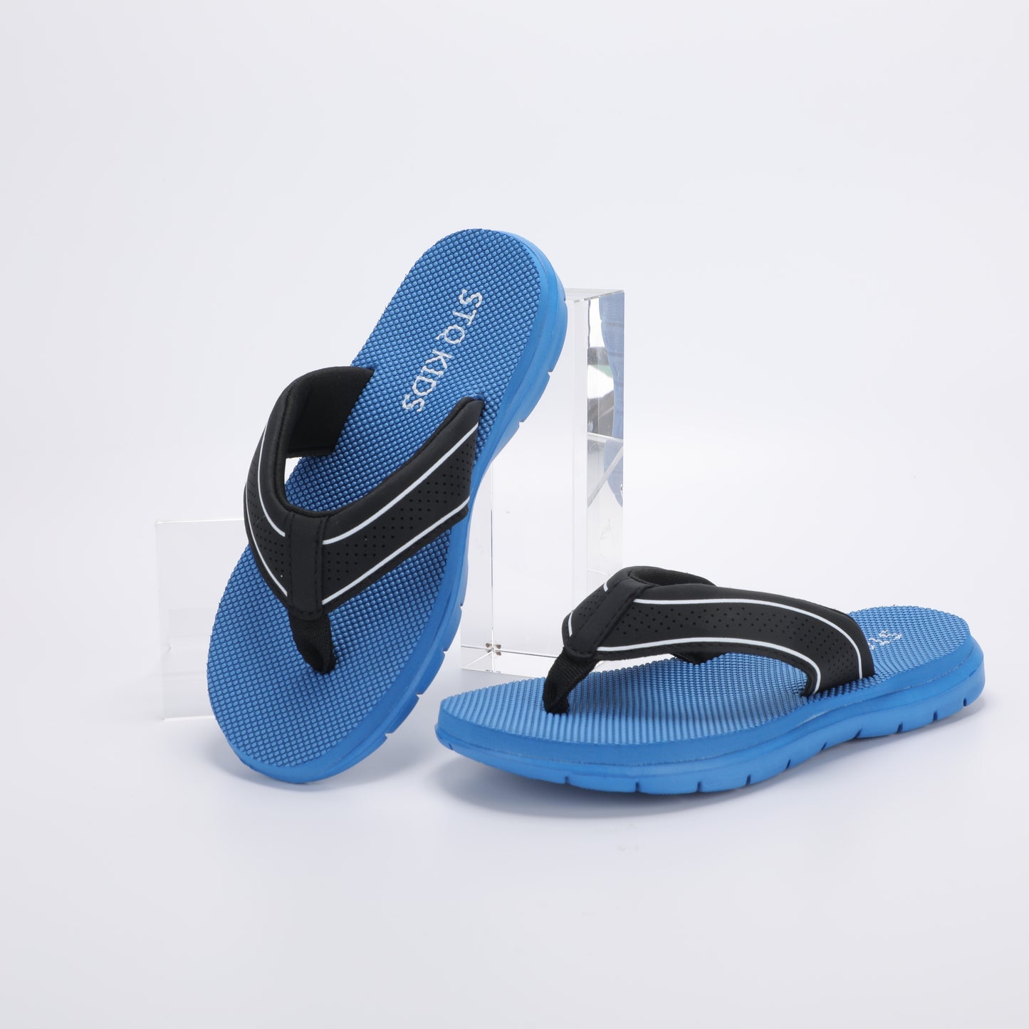 STQ Youngsters's Flip Flops - Non-Slip, Comfortable EVA Beach Sandals with Black Strap, Ideal for Summer Activities